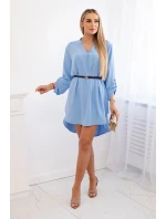 Šaty s dlhším chrbtom a pásom modrej farby