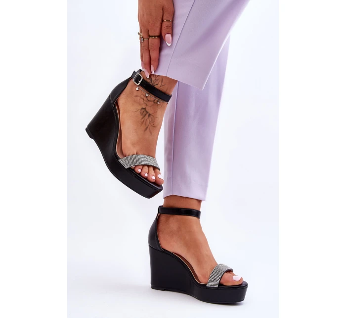 Módní kožené sandály na klínu černé model 21623011 - Boto Módní kožené sandály na klínu černé model 21623011 - Boto