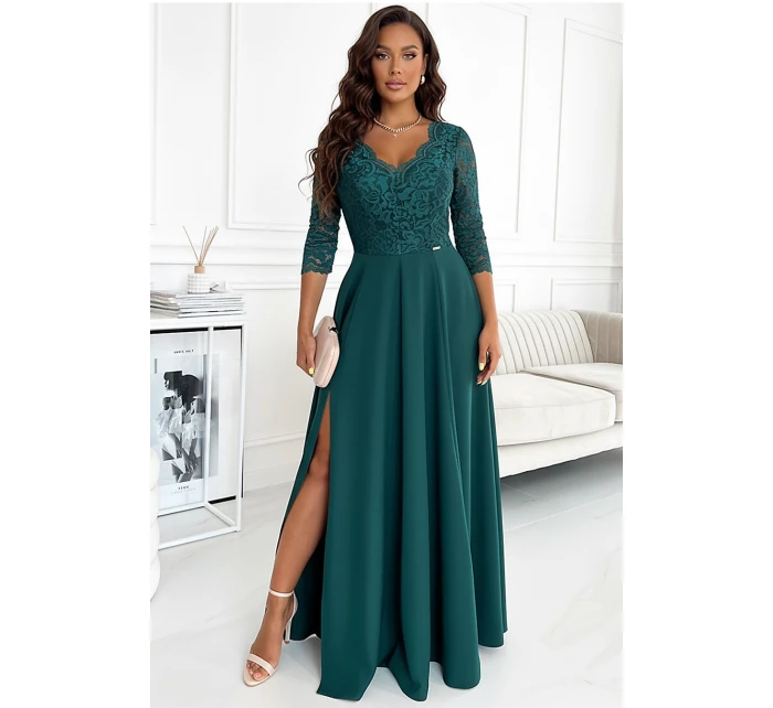 AMBER Elegantní dlouhé dámské krajkové šaty v lahvově zelené barvě s výstřihem model 17691306 - numoco