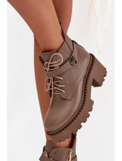 Kožené dámské kotníkové boty na klínu s ozdobným páskem zateplené model 21710528 tmavě béžové - Zazoo