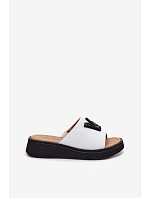 Kožené dámské pantofle s písmenem V na platformě Vinceza 66950 bílé