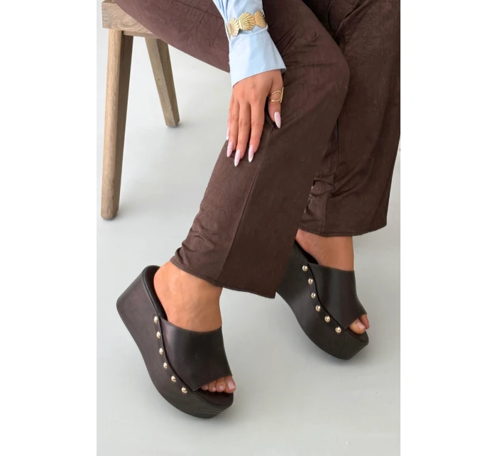 Dámské nazouváky na platformě s čokoládové model 21918831 - Boto Dámské nazouváky na platformě s čokoládové model 21918831 - Boto