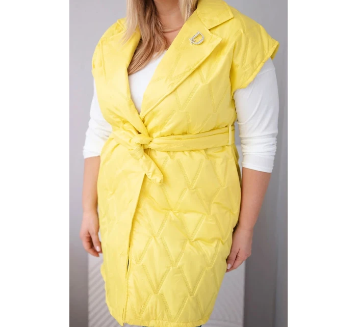 Dámská vesta Plus Size prošívaná s páskem a límcem žlutá