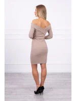Priliehavé šaty s výstrihom do V tmavo béžovej farby Priliehavé šaty s výstrihom do V tmavo béžovej farby