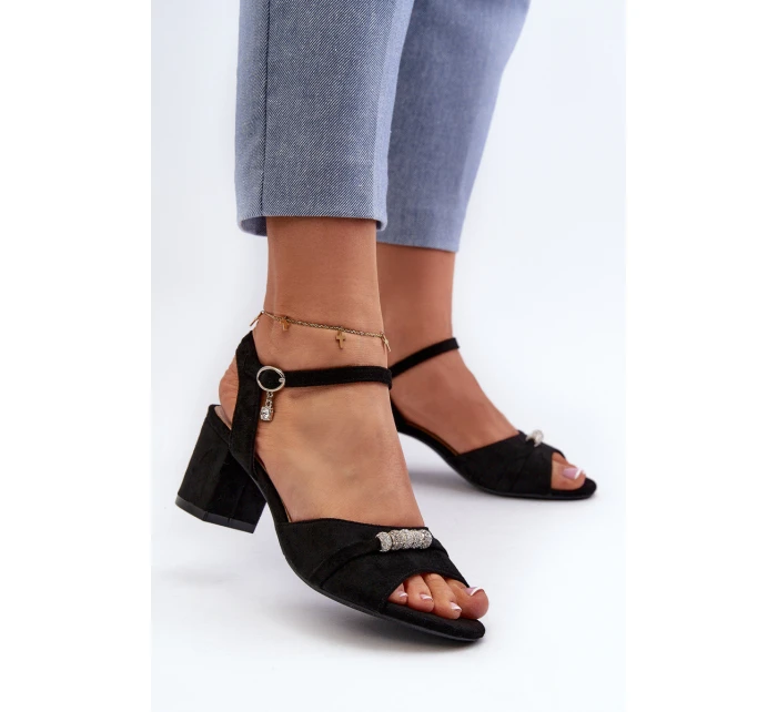 Dámské sandály z semiše na podpatku s ozdobami černé model 21658149 - VINCEZA Dámské sandály z semiše na podpatku s ozdobami černé model 21658149 - VINCEZA