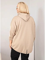 Dámska mikina s kapucňou vo veľkosti plus size a ozdobnými pásikmi z viskózy v kamelovej farbe