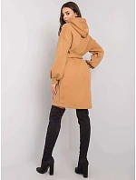 Teplákové oversize šaty ve velbloudí barvě s páskem model 19584512 - Factory Price