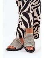 Dámské sandály na klínu s ozdobným páskem stříbrné model 21686867 - Boto Dámské sandály na klínu s ozdobným páskem stříbrné model 21686867 - Boto