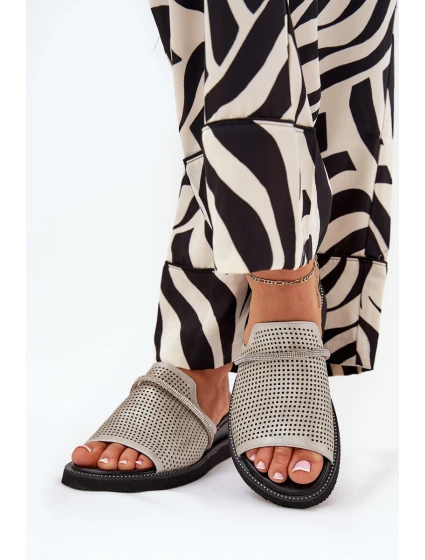 Dámské sandály na klínu s ozdobným páskem stříbrné model 21686867 - Boto Dámské sandály na klínu s ozdobným páskem stříbrné model 21686867 - Boto