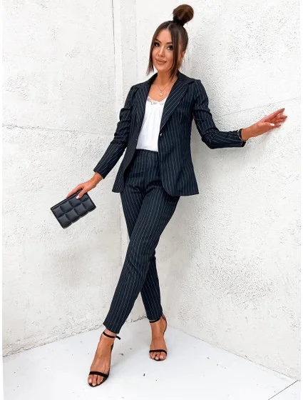 Čierny dámsky prúžkovaný oblek (8237)