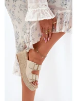 Klapki Damskie Na Koturnie Z Plecionką I Klamrami Beżowe Pasinea Klapki Damskie Na Koturnie Z Plecionką I Klamrami Beżowe Pasinea