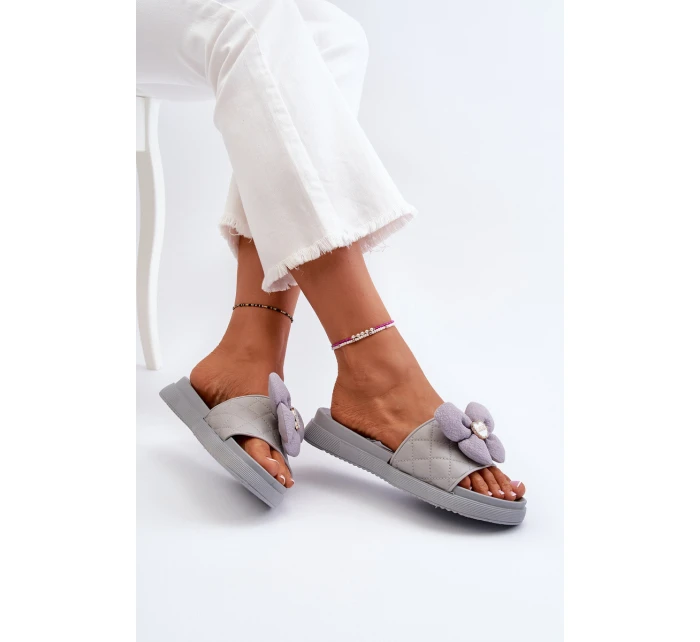 Dámské šedé sandály s ozdobou na nízké platformě model 21653401 - Boto Dámské šedé sandály s ozdobou na nízké platformě model 21653401 - Boto