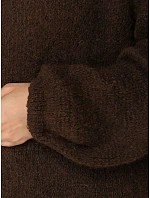 Sweter damski klasyczny z dekoltem czekoladowy model 22394719 - FashionStreet Sweter damski klasyczny z dekoltem czekoladowy model 22394719 - FashionStreet