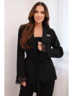 Dámska bunda s opaskom a čipkovanými koncami rukávov čierna