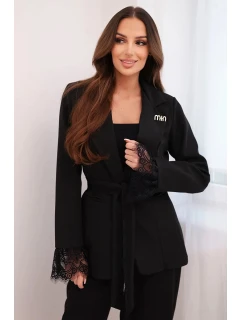 Dámska bunda s opaskom a čipkovanými koncami rukávov čierna