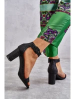 Lesklé sandály na podpatku Černé model 21608002 - Boto Lesklé sandály na podpatku Černé model 21608002 - Boto