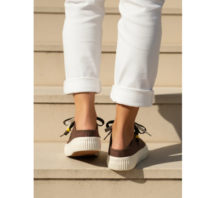 Dámske tenisky na platforme s ozdobnými korálkami hnedej farby ZY1410