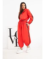 Dámská bavlněná souprava s oversized kalhotami a model 22294720 pásy červená - K-Fashion Dámská bavlněná souprava s oversized kalhotami a model 22294720 pásy červená - K-Fashion