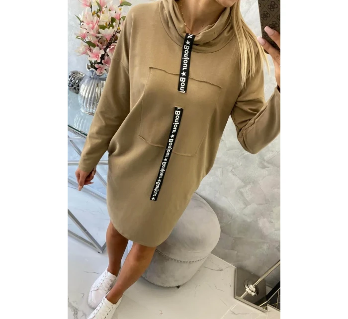 Ťavie šaty s kravatou Ťavie šaty s kravatou