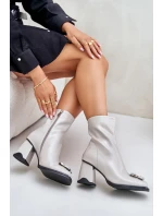 Lakované Dámské Boty Na Podpatku S Dekorací model 21675875 Světle Šedé D&A - S.Barski Lakované Dámské Boty Na Podpatku S Dekorací model 21675875 Světle Šedé D&A - S.Barski