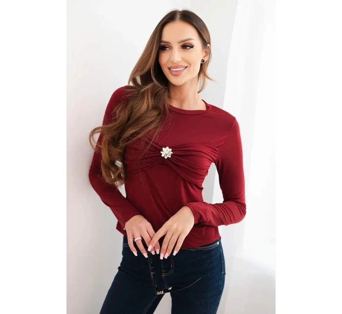 Dámska blúzka z viskózy s opaskom a brošňou bordová