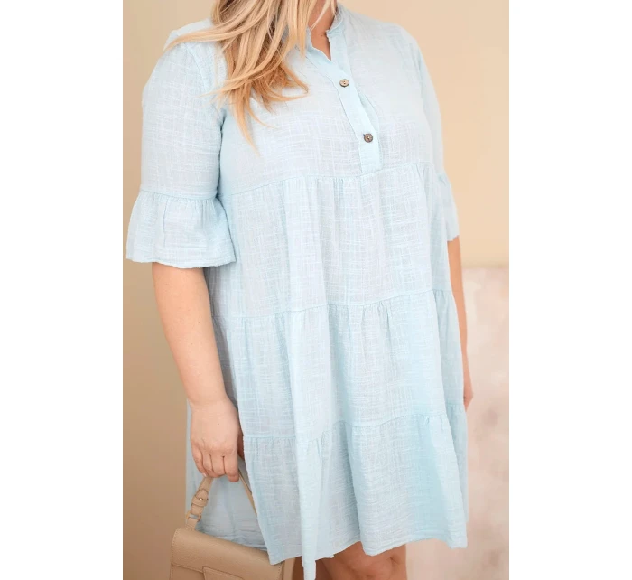 Dámske bavlnené šaty s volánmi v modrej farbe