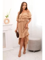 Dámske šaty s odhalenými ramenami a predĺženým chrbtom camel Dámske šaty s odhalenými ramenami a predĺženým chrbtom camel