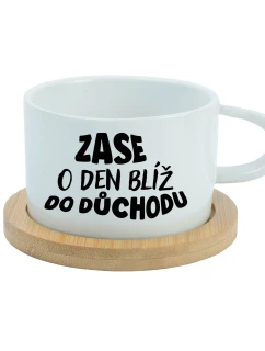 ZASE O DEN BLÍŽ DO DŮCHODU - bílý hrníček makronka 200 ml