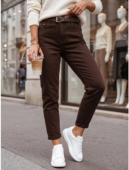 Jeansy damskie mom fit z paskiem brązowe model 22361856 - FashionStreet Jeansy damskie mom fit z paskiem brązowe model 22361856 - FashionStreet