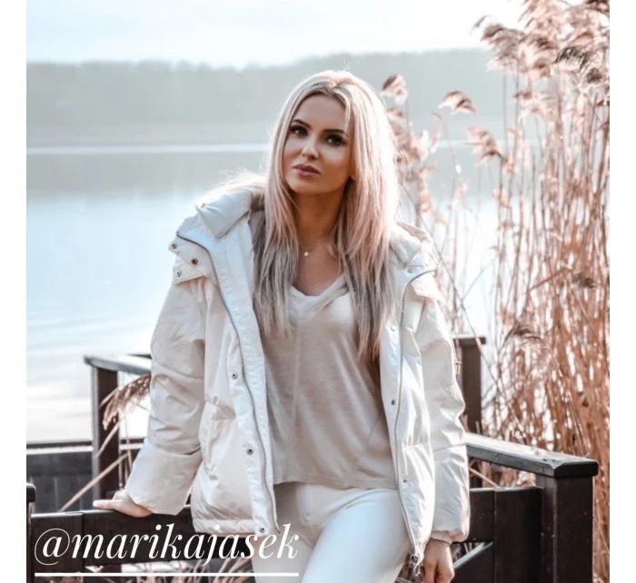 Biela krátka dámska zimná bunda s prírodným páperím (7113)