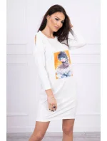 Šaty s 3D v barvě ecru model 18744132 - K-Fashion Šaty s 3D v barvě ecru model 18744132 - K-Fashion