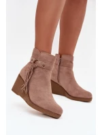 Zateplené dámské kotníkové boty na platformě s třásněmi béžové model 21711536 - Boto Zateplené dámské kotníkové boty na platformě s třásněmi béžové model 21711536 - Boto