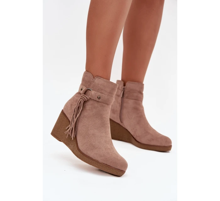 Zateplené dámské kotníkové boty na platformě s třásněmi béžové model 21711536 - Boto Zateplené dámské kotníkové boty na platformě s třásněmi béžové model 21711536 - Boto