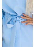 model 20916071 SOFIA Motýlí šaty se zavazováním v pase pastelově MODRÉ - numoco