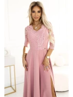 model 20982919 AMBER elegantní dlouhé krajkové šaty s výstřihem pudrově růžové - numoco