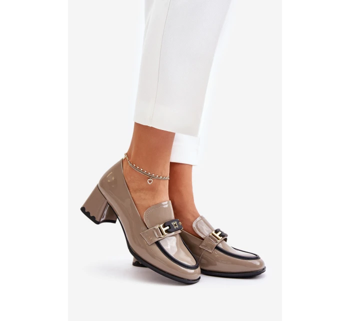 Lakierowane Półbuty Damskie Na Obcasie Z Ozdobą Artiker 55C1054 Beżowe