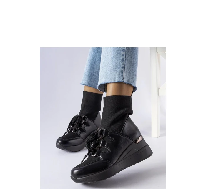 Topánky na klinovom podpätku model 206574 Solea Topánky na klinovom podpätku model 206574 Solea