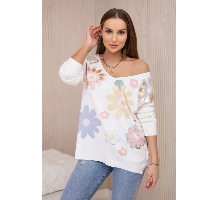 Svetrová halenka s barevnými květy model 19482514 - K-Fashion Svetrová halenka s barevnými květy model 19482514 - K-Fashion