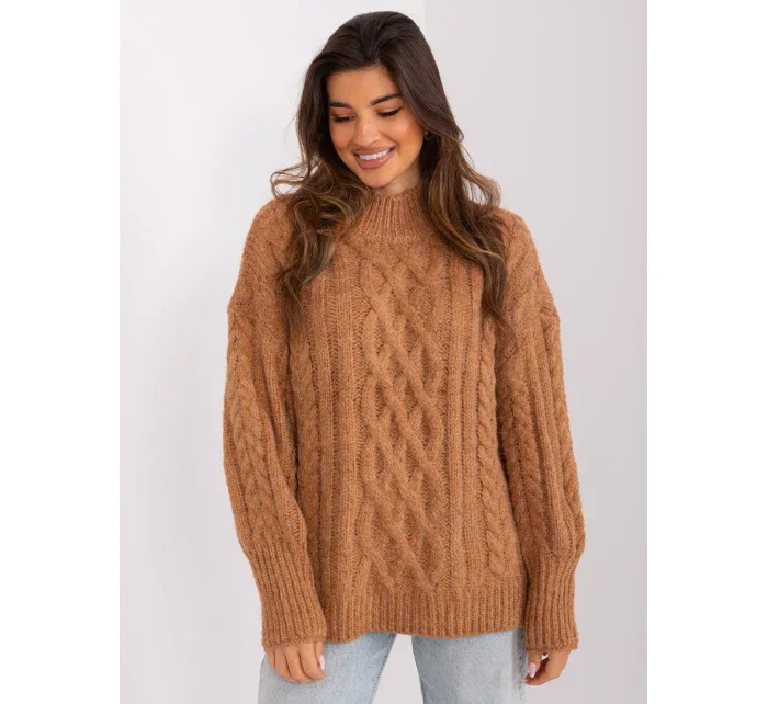 Sweter AT SW camelowy model 19018721 - FPrice Sweter AT SW camelowy model 19018721 - FPrice