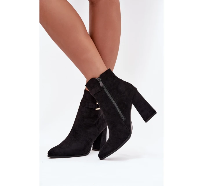 Dámska zateplená členková obuv z eko semišu na stĺpiku so zdobením - čierna Lymall Dámska zateplená členková obuv z eko semišu na stĺpiku so zdobením - čierna Lymall