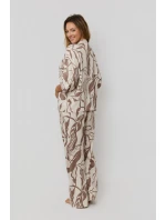 Luna si rozopla pyžamo.