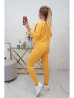 Souprava s oversize halenkou hořčicové barvy