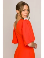 model 20966259 Šaty s puff rukávy korálová barva - STYLOVE