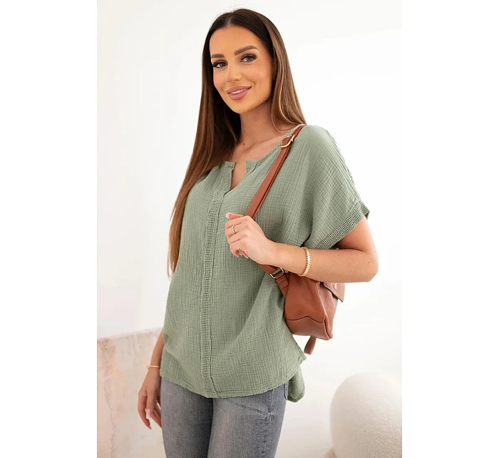 Dámska bavlnená blúzka oversize s výstrihom do V a khaki čipkou Dámska bavlnená blúzka oversize s výstrihom do V a khaki čipkou