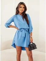 Elegantní světle modré šaty s výstřihem model 19764000 - Moon Elegantní světle modré šaty s výstřihem model 19764000 - Moon