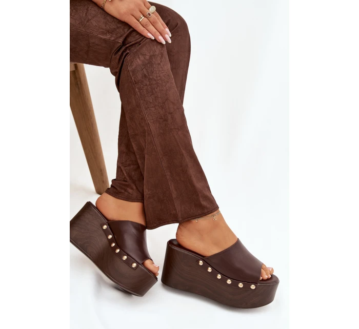 Dámské nazouváky na platformě s čokoládové model 21918831 - Boto Dámské nazouváky na platformě s čokoládové model 21918831 - Boto
