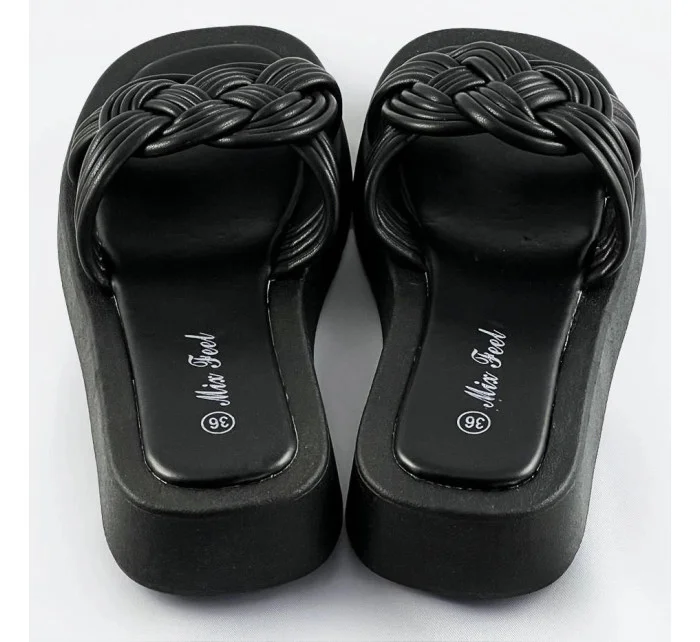 Černé dámské pantofle s podrážkou model 17356932 - Mix Feel