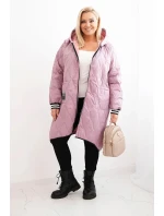 Dámska prešívaná bunda s kapucňou a športovými manžetami v tmavoružovej farbe