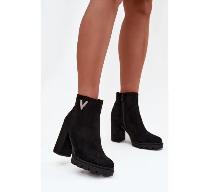 Botki Damskie Ocieplane Na Słupku Z Ozdobnym Detalem Czarne Briella Botki Damskie Ocieplane Na Słupku Z Ozdobnym Detalem Czarne Briella