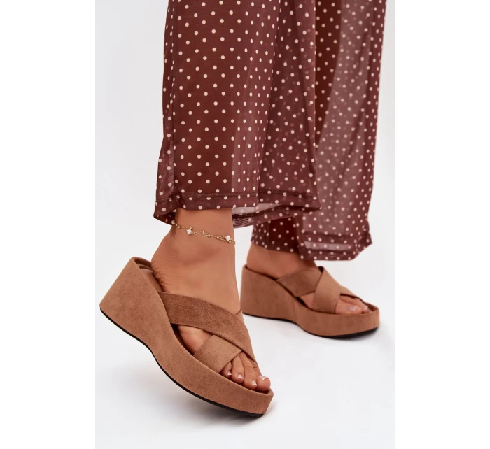 Dámské pantofle na platformě z eko semiše hnědé model 21919342 - Boto